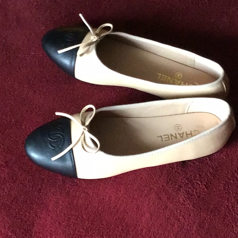 Chanel Women's Cream and Black Ballet Flats, size 42 / 10 US